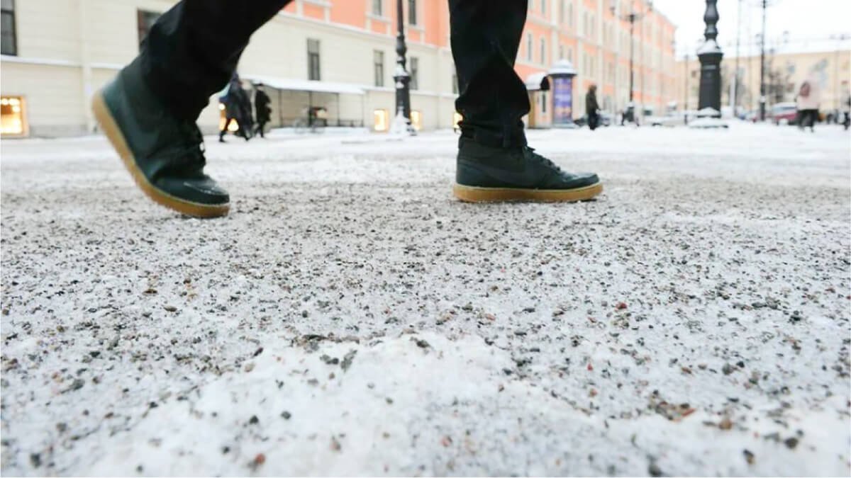 Ani sůl, ani písek: čím je nejlepší sypat cestičky při náledí