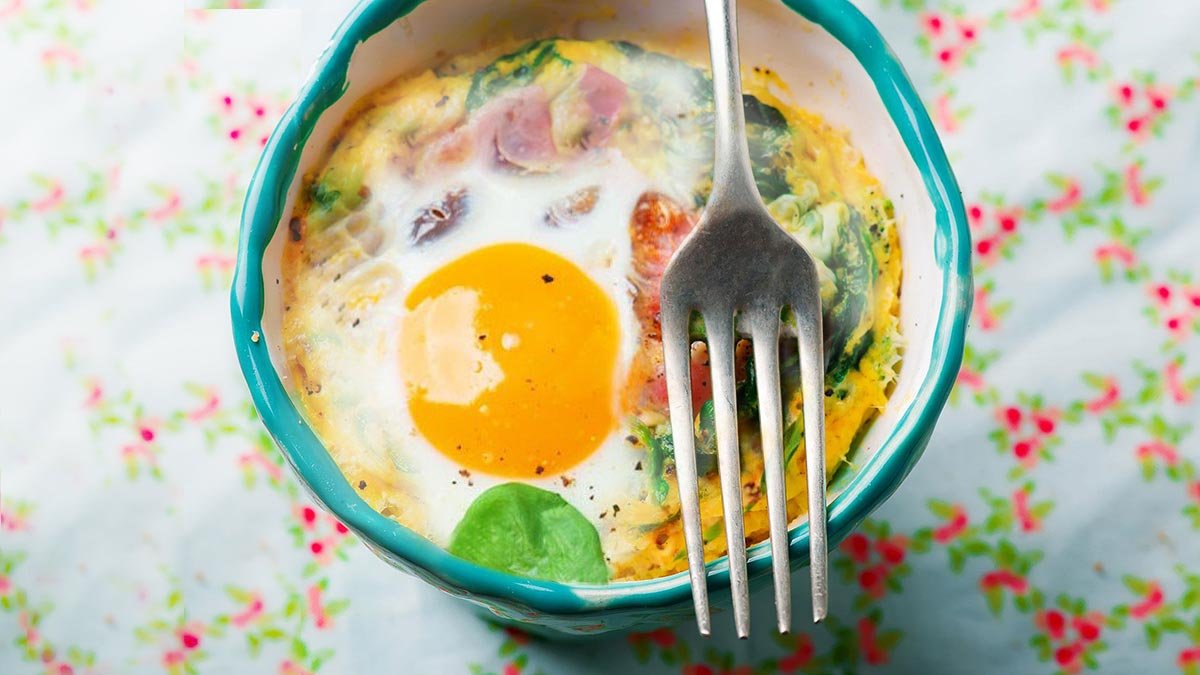 Vejce nevařím ani nesmažím: rozklepnu 2 vejce do hrnku a připravím rychlou omeletu v mikrovlnce – chutně a jednoduše