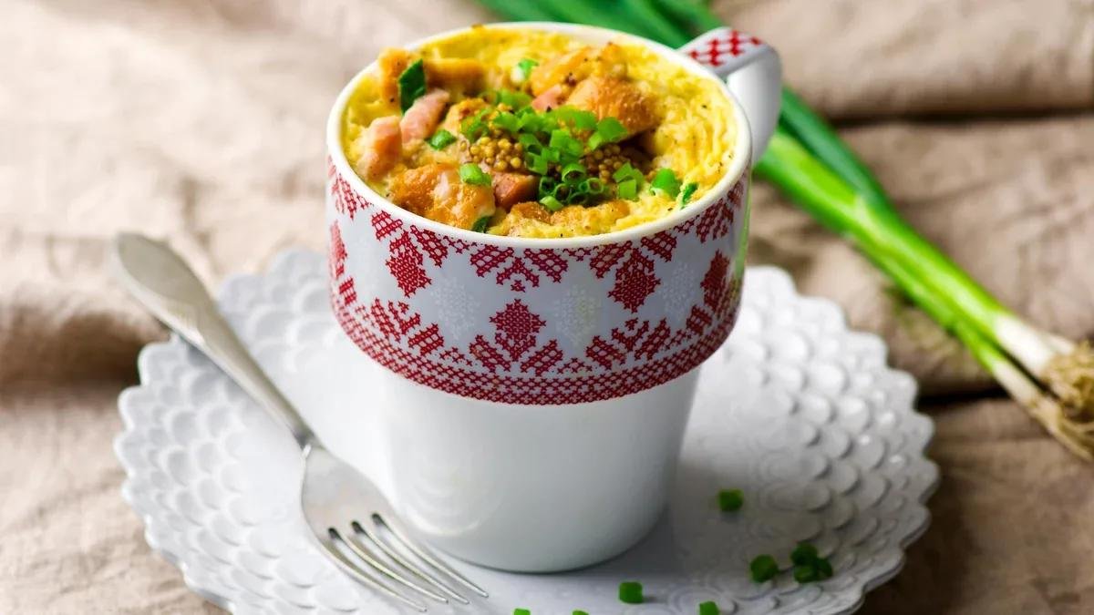 Vejce nevařím ani nesmažím: rozklepnu je do hrnku a připravím jednoduchou a chutnou omeletu v mikrovlnce