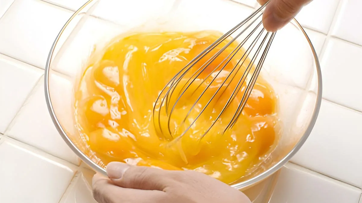 Když cuketové placičky připravíte „takhle“, vaječná směs se „přilepí“ napevno a nikdy nespadne