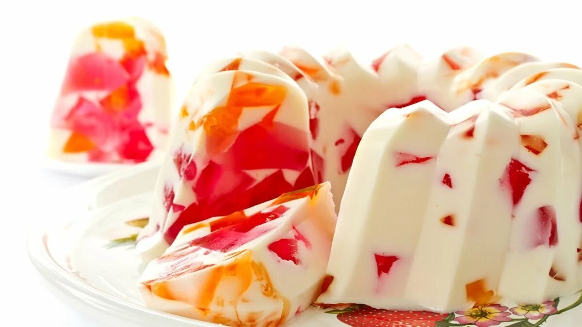 Vezmu zakysanou smetanu a želatinu a za pár hodin je hotový dort „Rozbité sklo“ Efektní dezert bez pečení