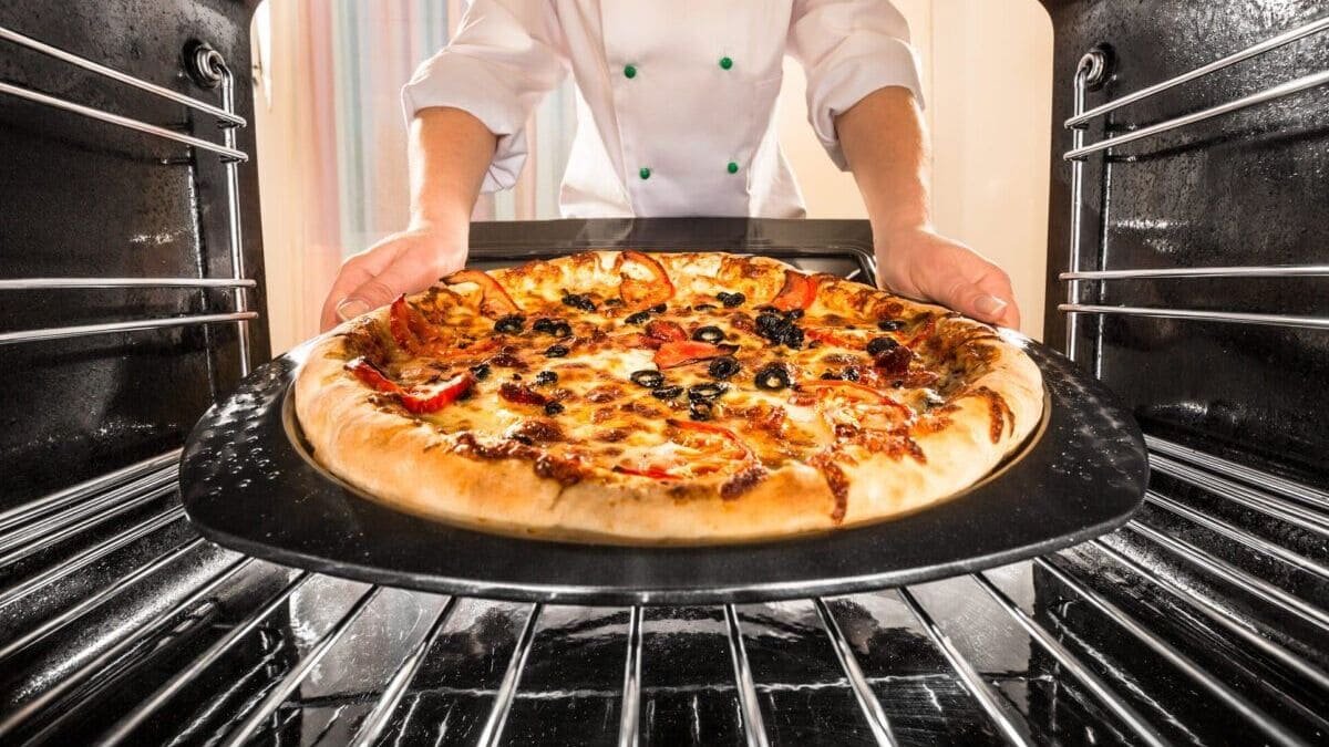 Vkusná domácí pizza z kynutého těsta sdílíme ten nejjednodušší recept