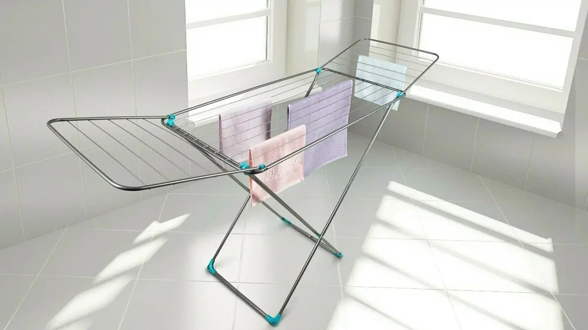 Jak snadno sušit prádlo v interiéru bez zvýšené vlhkosti – správný (a nesprávný) způsob