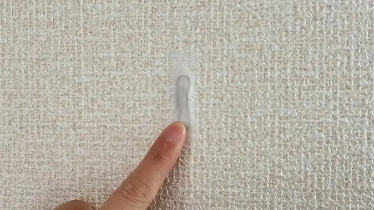 „Vrtat do stěn není potřeba!“ Způsob, jak pověsit fotografie a obrazy, o kterém si lidé říkají: „Aha, tak takhle…“