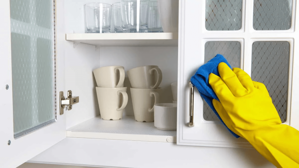 Jak odstranit mastnotu z kuchyňských skříněk