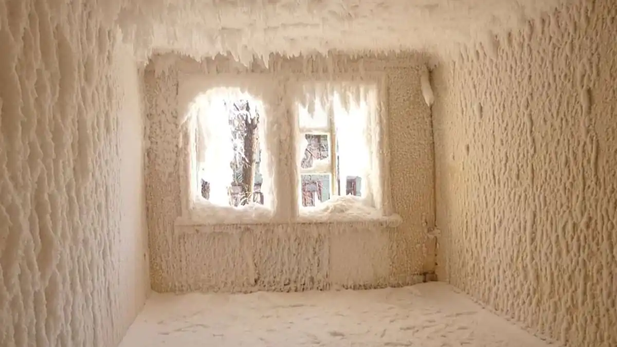 Zimě skoro všichni dělají stejnou chybu: sami „vyhazujeme“ teplo oknem a platíme víc za vytápění