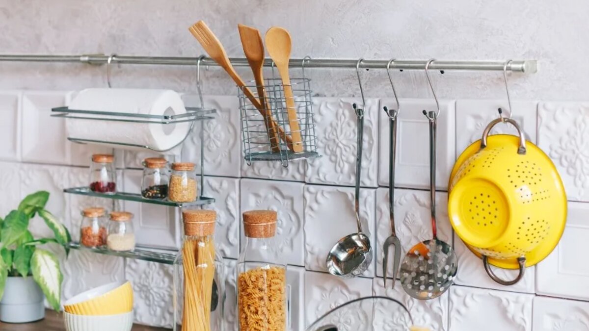 Sbohem odkapávači v dřezu – nový trend, který udělá kuchyň vzdušnější, praktičtější a organizovanější