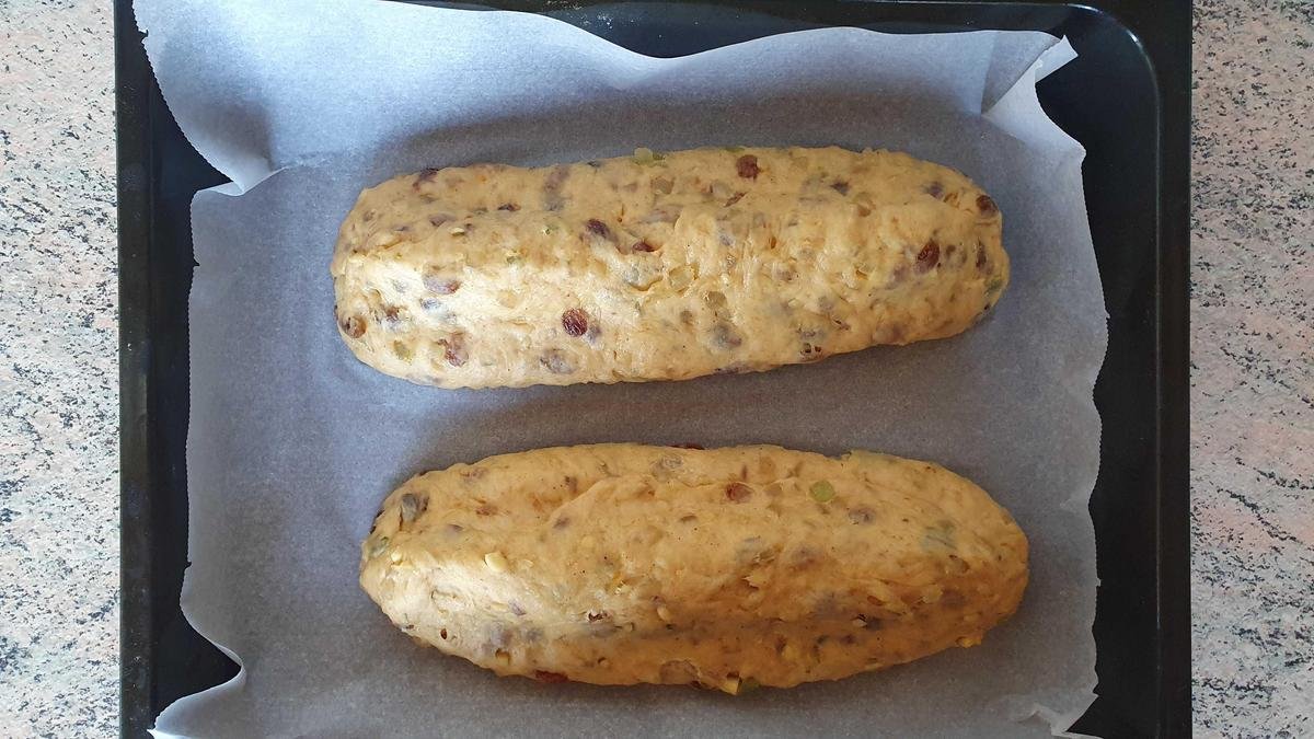 Vánoční pohádka v českém domově Klasická štola s rozinkami a rumem jednoduché suroviny a snadné tvarování