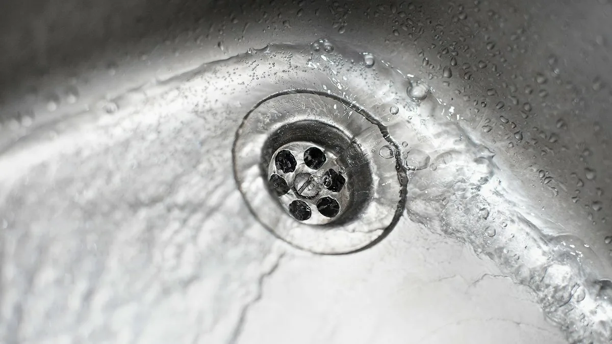 Vylij půl sklenice do odpadu bez octa a sody — vyčistí se sám