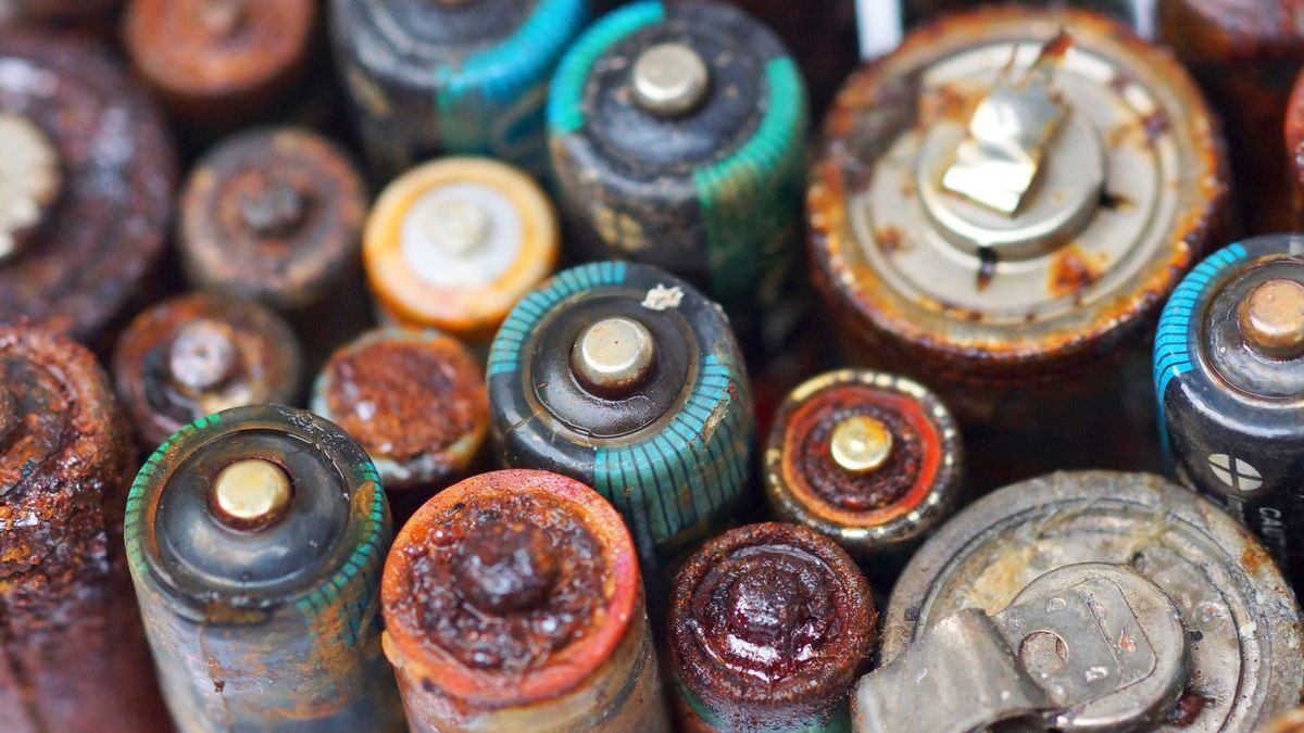 Vytékající baterie: jak nebezpečné jsou ve skutečnosti krusty a usazeniny