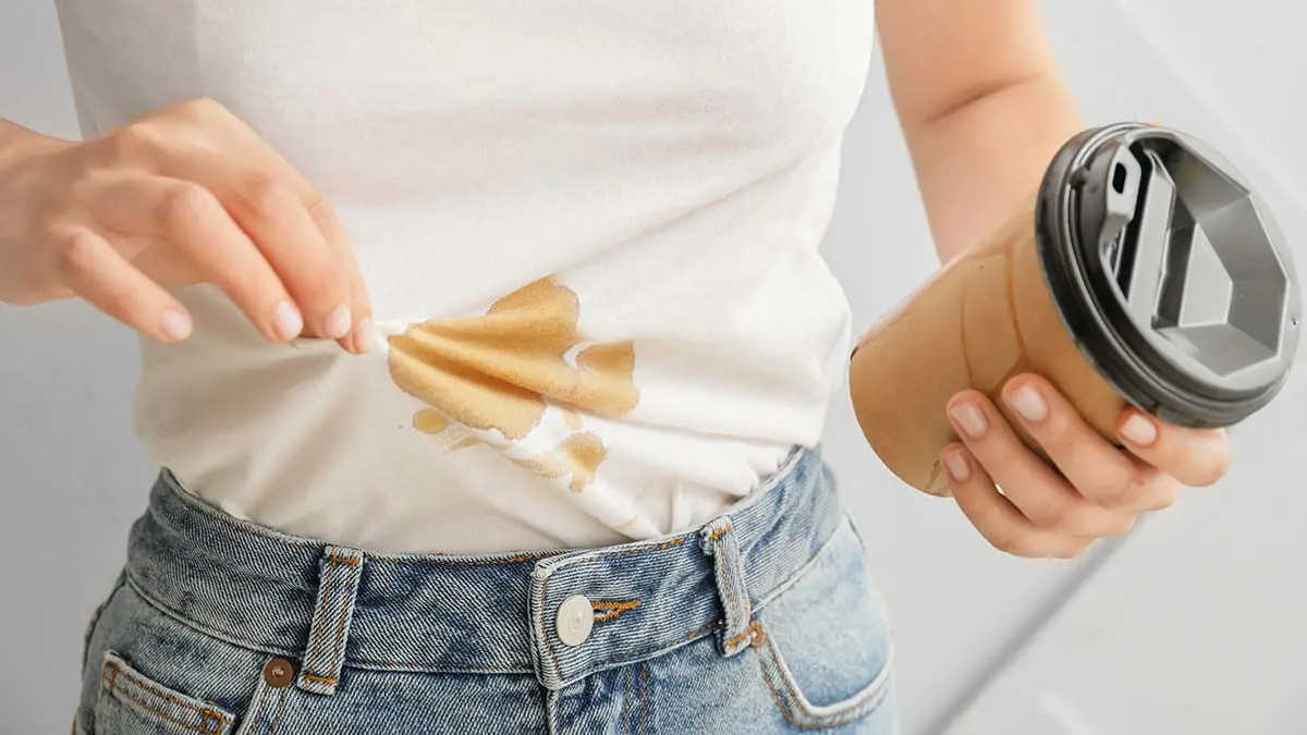 Za 2 minuty a bez pračky kouzelný trik, který odstraní jakoukoli skvrnu z bílého trička