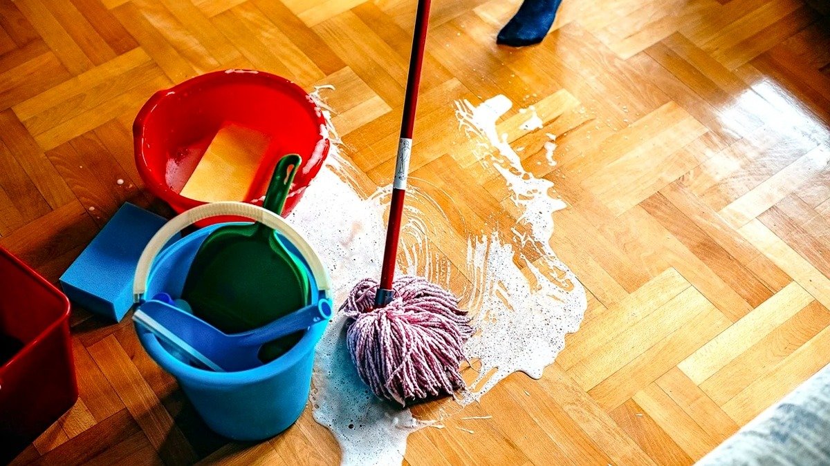 Žádné mopy s mýdlem – jedna ingredience udělá podlahy dokonale čisté