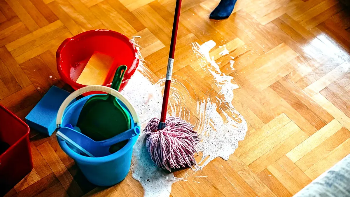 Žádné mopy s mýdlem – jedna ingredience udělá podlahy dokonale čisté