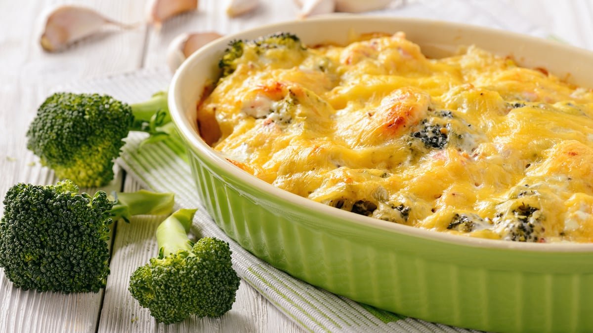 Zapékanka s kuřecím masem brokolicí a těstovinami ideální varianta na večer po práci