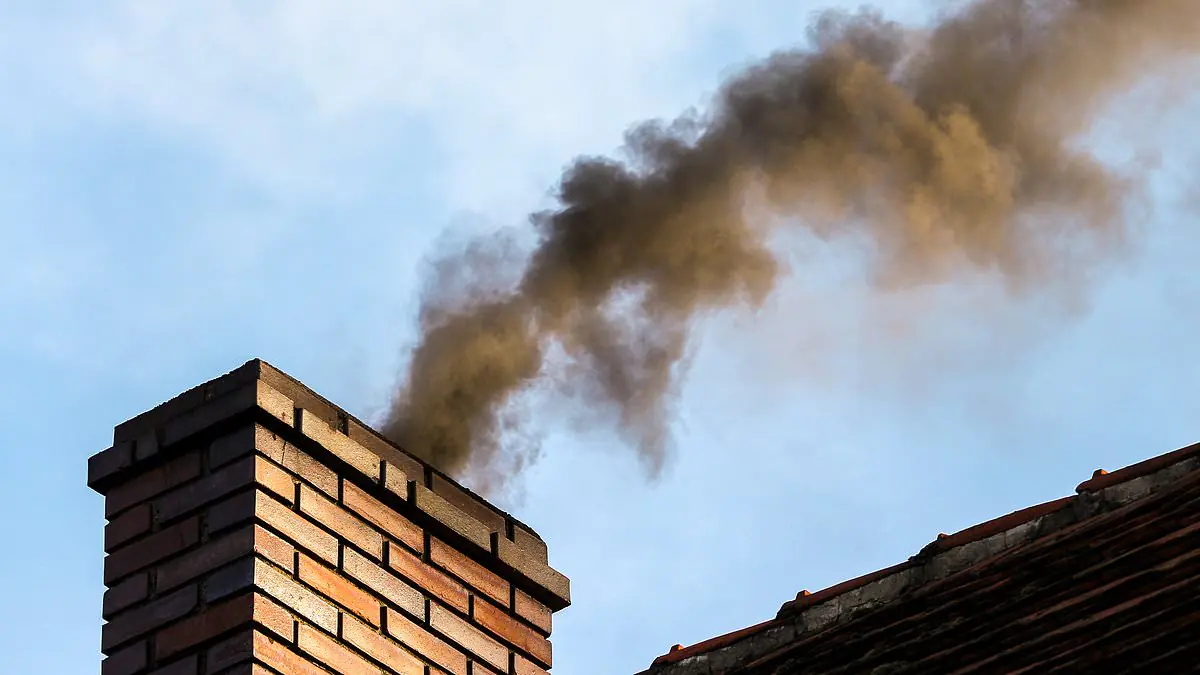 Zapomeňte na bramborové slupky a riskantní lezení na střechu: geniální způsob, jak vyčistit komín, ke kterému stačí jen dvě plastové lahve