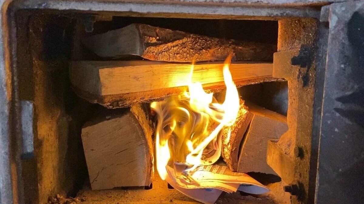 Méně známý tip při topení dřevem může zdvojnásobit dobu hoření polen a opravdu ušetřit v zimě