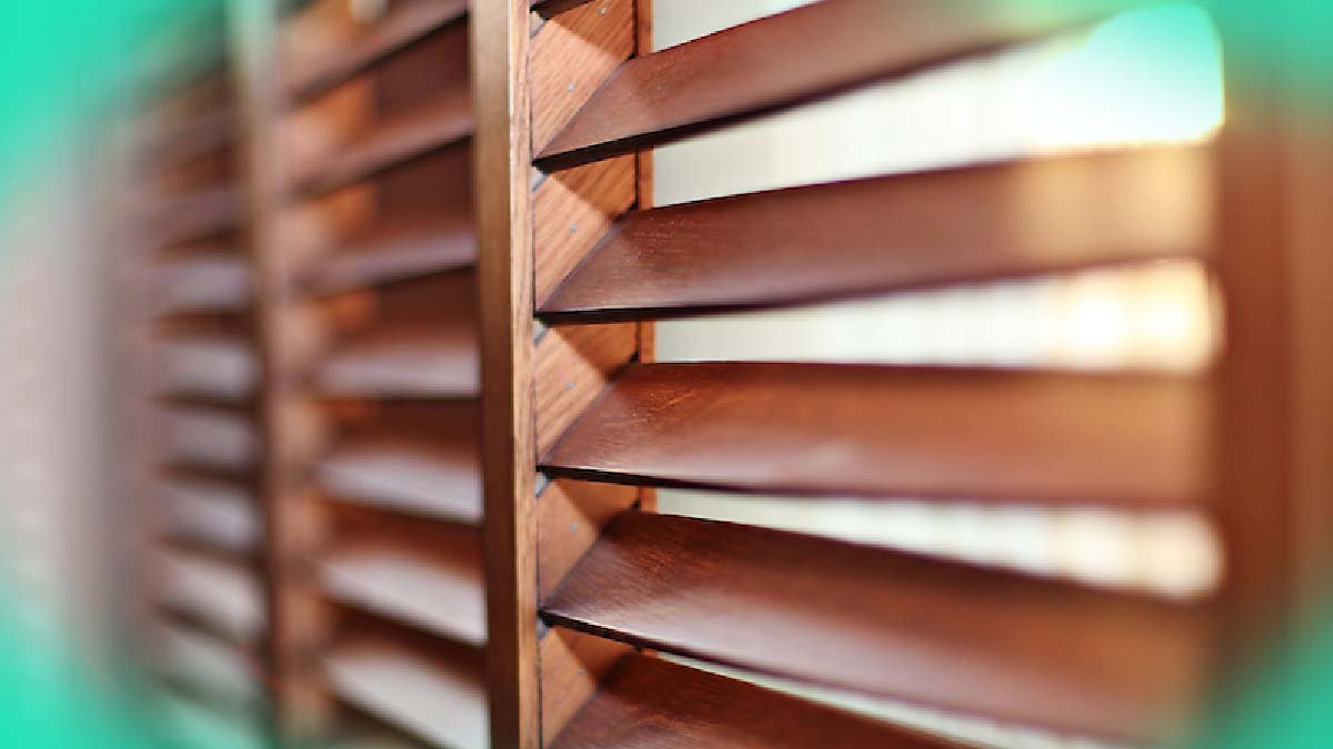 Pomáhá zavírání okenic v zimě ušetřit za vytápění