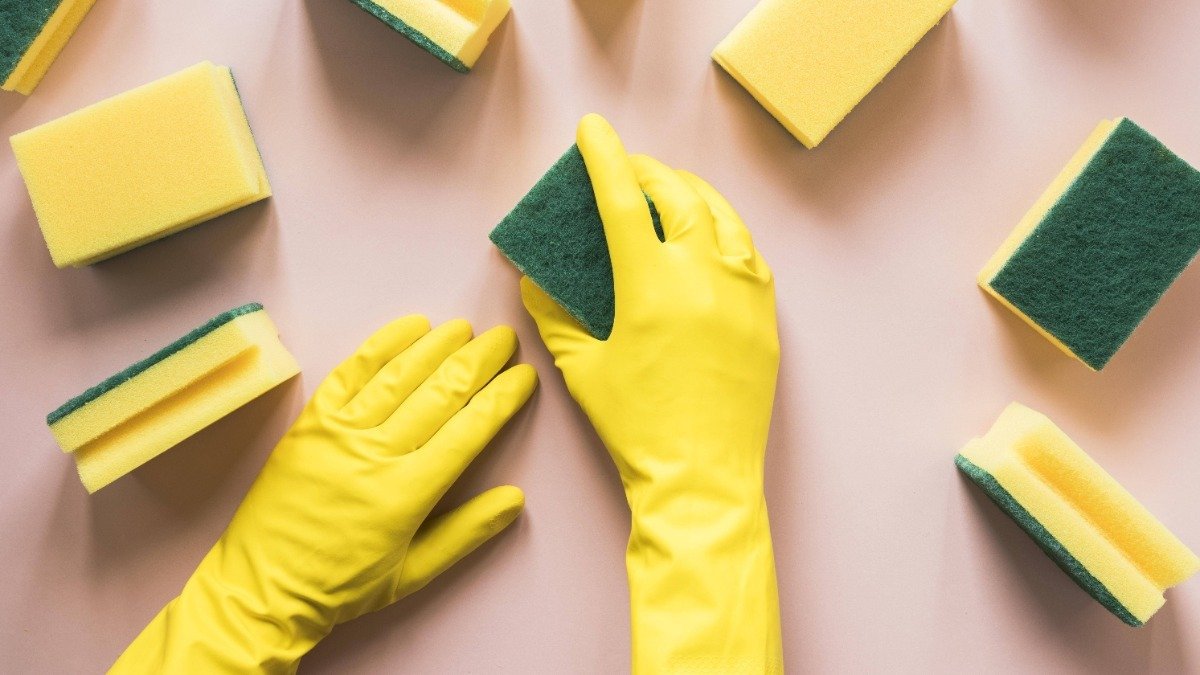 Zeleno-žlutá houbička není nejlepší volba na mytí nádobí: zjistěte, jakou barvu houbičky používat na talíře, hrnce a sklenice