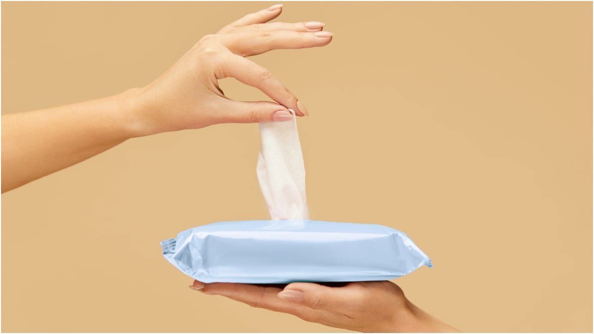 Zkuste jen lehce namočit vlhčený ubrousek do „této vody“ a kuchyňská pracovní deska bude opravdu jako nová