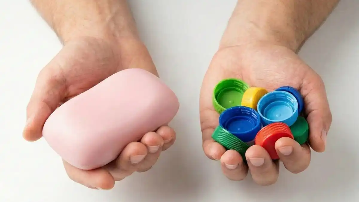 Zkuste přilepit víčko od lahve k mýdlu — trik, který budete používat celý život