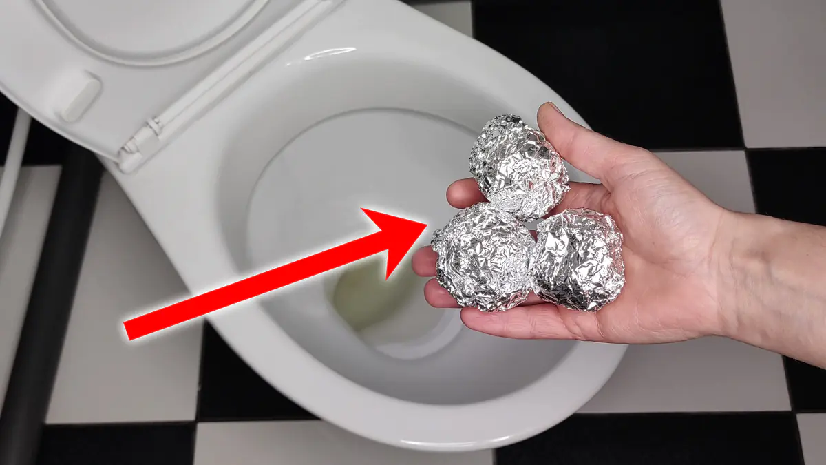Zmačkejte a hoďte do splachovací nádržky v českých domácnostech takto bojují proti vodnímu kameni bez drhnutí