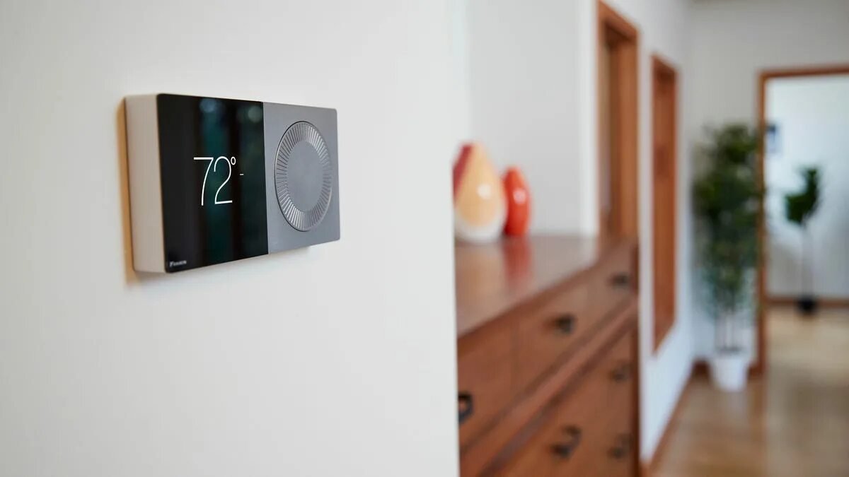 Stále více lidí v Česku omezuje vytápění v bytě a tento přístup vyjde znatelně levněji