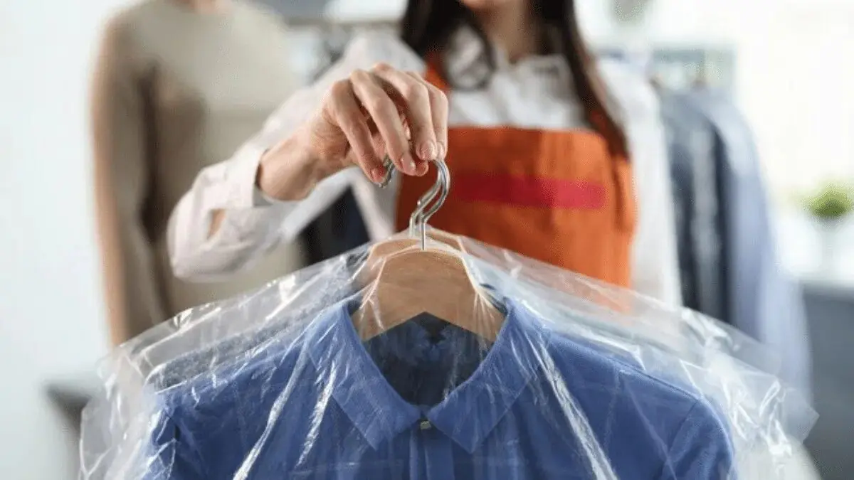 „Sáčky z čistírny“ nevyhazujte hned: díky těmto tipům se na domácí drobnosti podíváte jinak