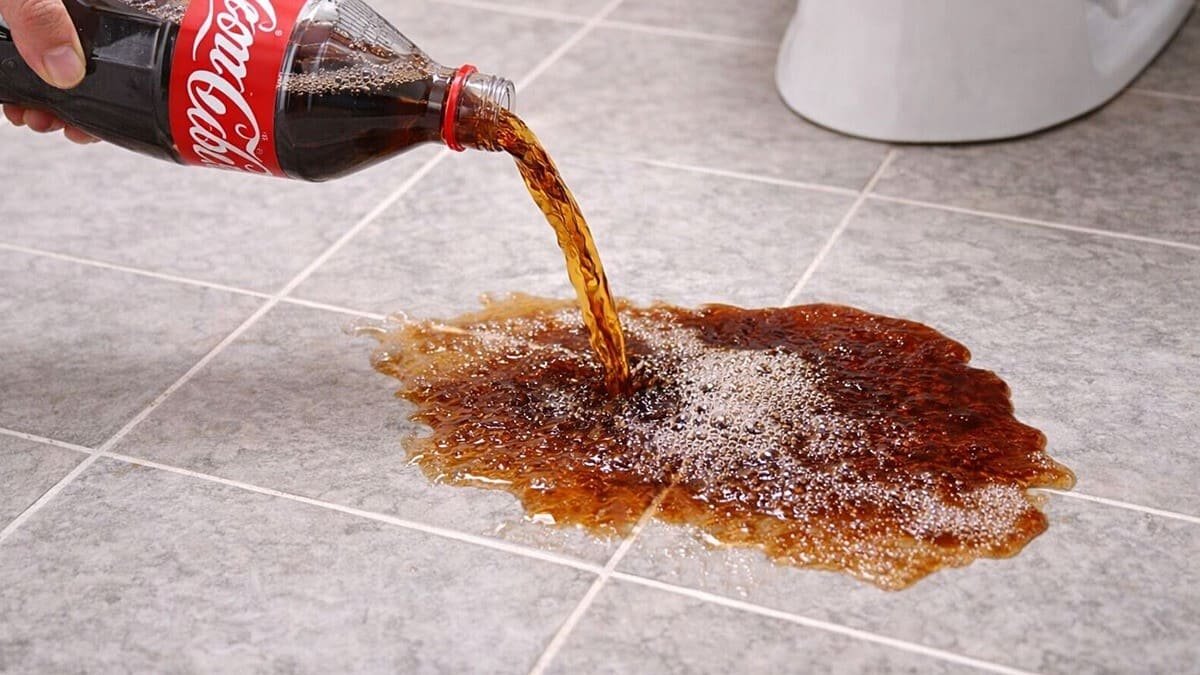 „Zkuste nalít do toalety jen půl lahve coly… proč jsem dřív nevěděla, že je to tak účinné“