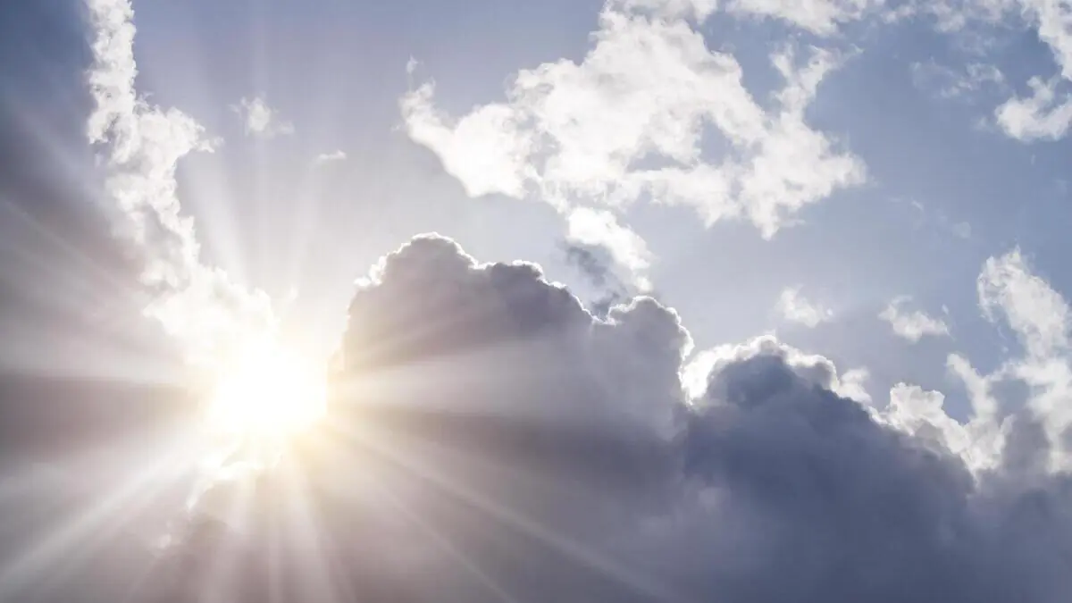 Jak rychle vyčistit špinavý, ztmavlý, zamaštěný polštář bez vody — jednoduché způsoby, které šetří čas i peníze; skvrny zmizí bez drhnutí