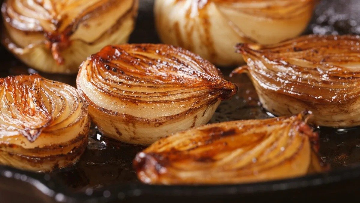 2 minuty práce a je hotovo recept na pečenou cibuli, která zmizí ze stolu