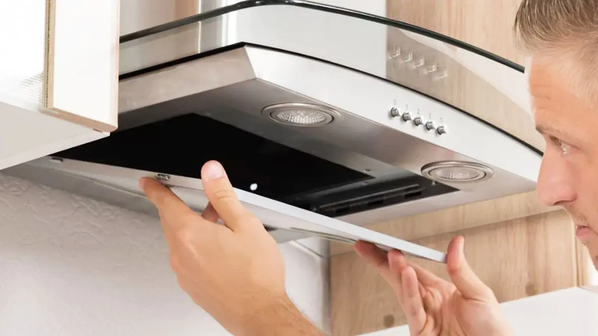 Digestoř už nemusíte drhnout kartáčem: stačí nastříkat „tuto věc“ a mastnota sama odteče