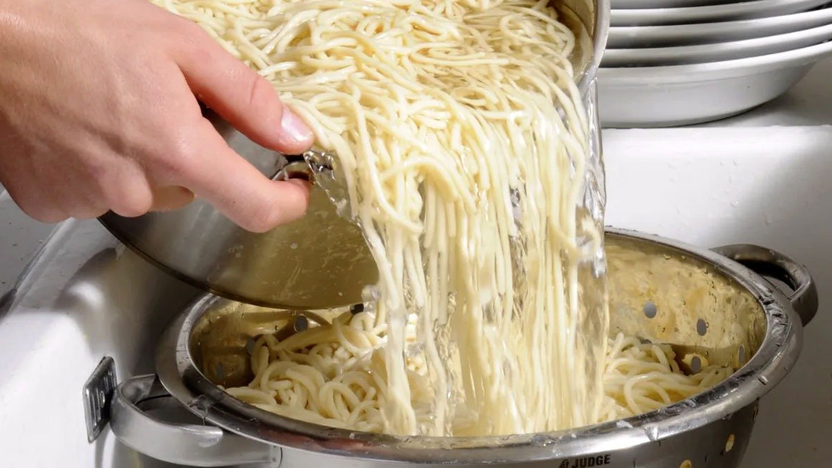 Kdo při vaření slévá vodu z těstovin, vyhazuje jeden z nejlepších prostředků na zahuštění omáček