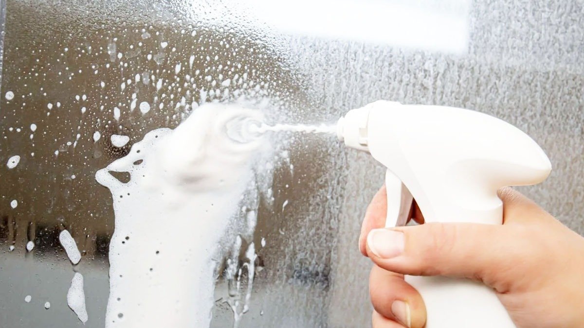 Jednoduchý způsob, jak odstranit vodní kámen ze sprchového koutu bez drhnutí