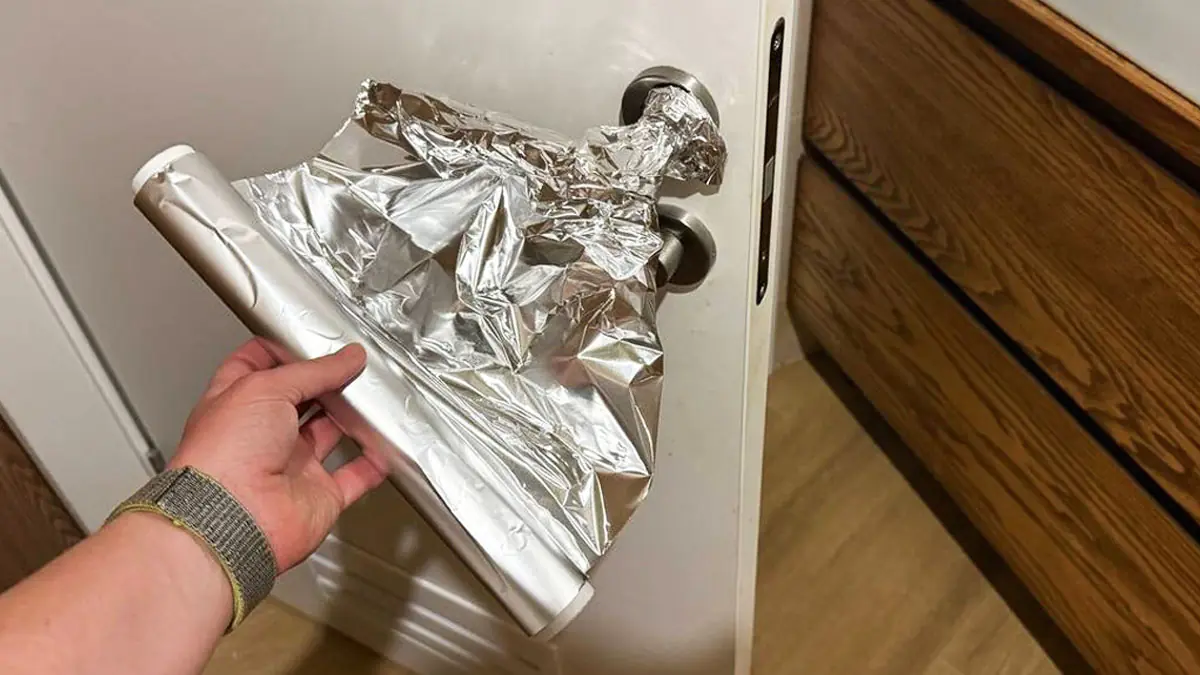 Zámečník vysvětluje, proč obalování klik hliníkovou fólií vyvolává spory