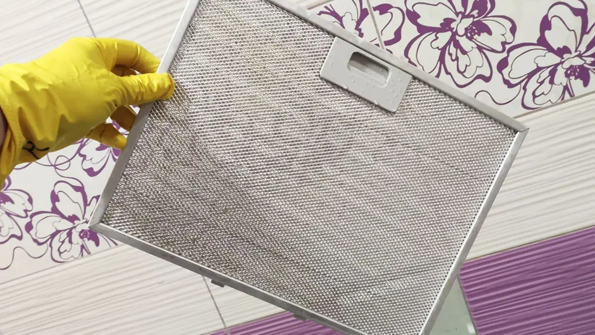 Digestoř už nemusíte drhnout kartáčem: stačí nastříkat „tuto věc“ a mastnota sama odteče