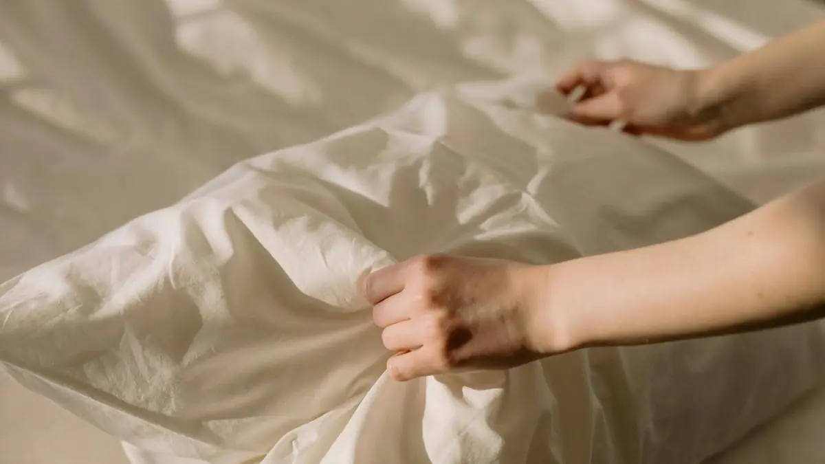 Jak rychle vyčistit špinavý, ztmavlý, zamaštěný polštář bez vody — jednoduché způsoby, které šetří čas i peníze; skvrny zmizí bez drhnutí