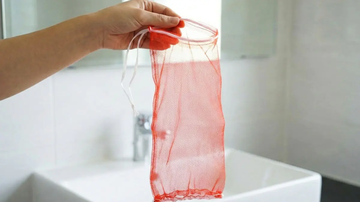 Zkuste skladovat cibulové síťky v koupelně… když poznáte „tuto funkci“, využijete ji celý život