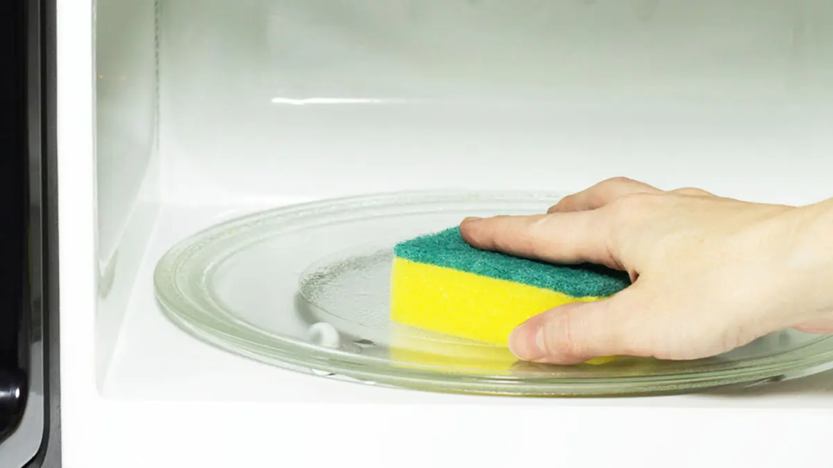 Málokdo to ví, ale vlhká houbička v mikrovlnné troubě je jeden z nejšikovnějších tipů do domácnosti