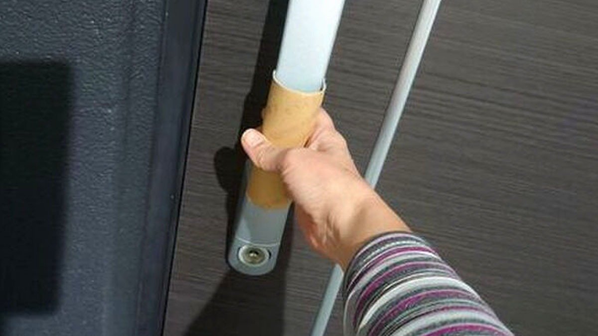 Stačí udělat zářezy – kartonová dutinka od toaletního papíru se hned promění v užitečného zimního pomocníka 2 Stačí udělat zářezy – kartonová dutinka od toaletního papíru se hned promění v užitečného zimního pomocníka