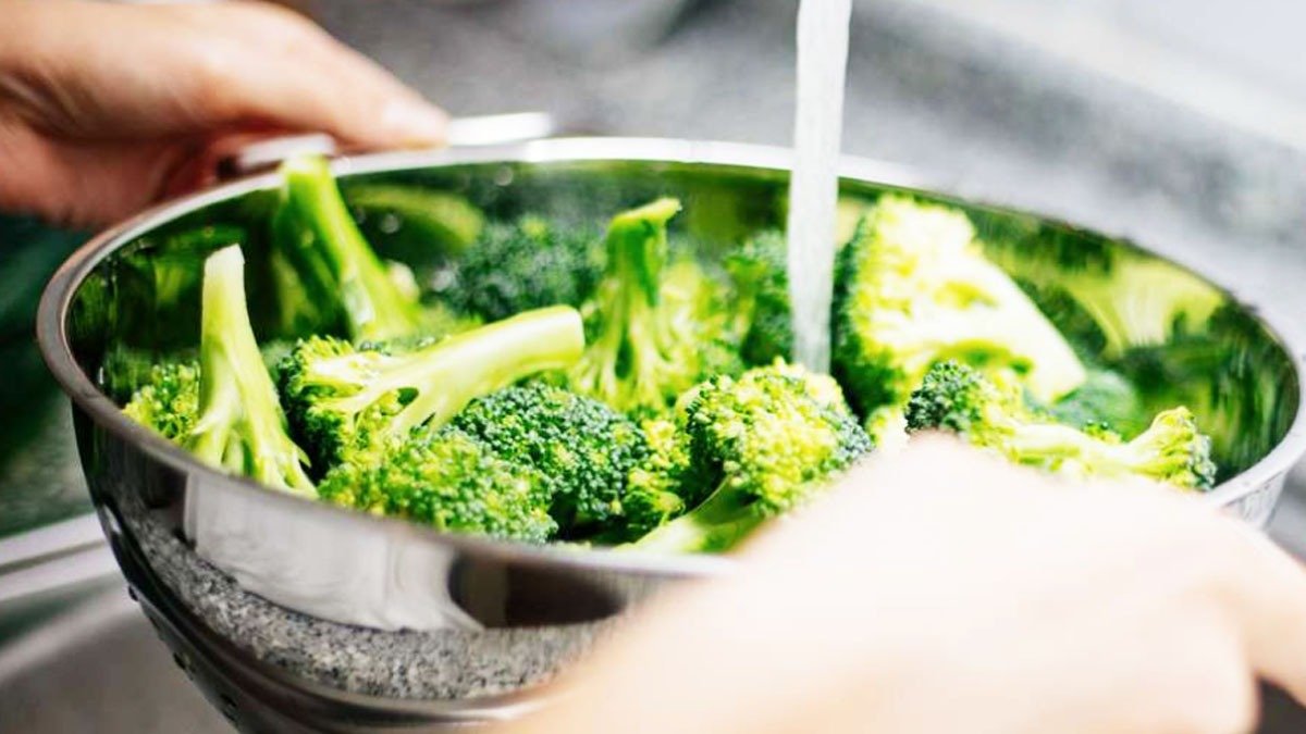 Stále blanšírujete brokolici v horké vodě? Odborník učí nový způsob přípravy, který je aromatičtější, sladší a zachová živiny 2 Stále blanšírujete brokolici v horké vodě? Odborník učí nový způsob přípravy, který je aromatičtější, sladší a zachová živiny