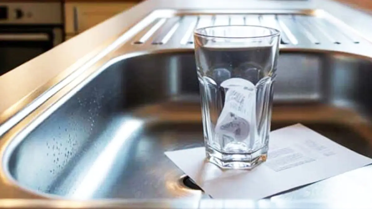 Když odcházím z domu, nechávám ve dřezu sklenici a list papíru, jednoduchý, ale chytrý zvyk