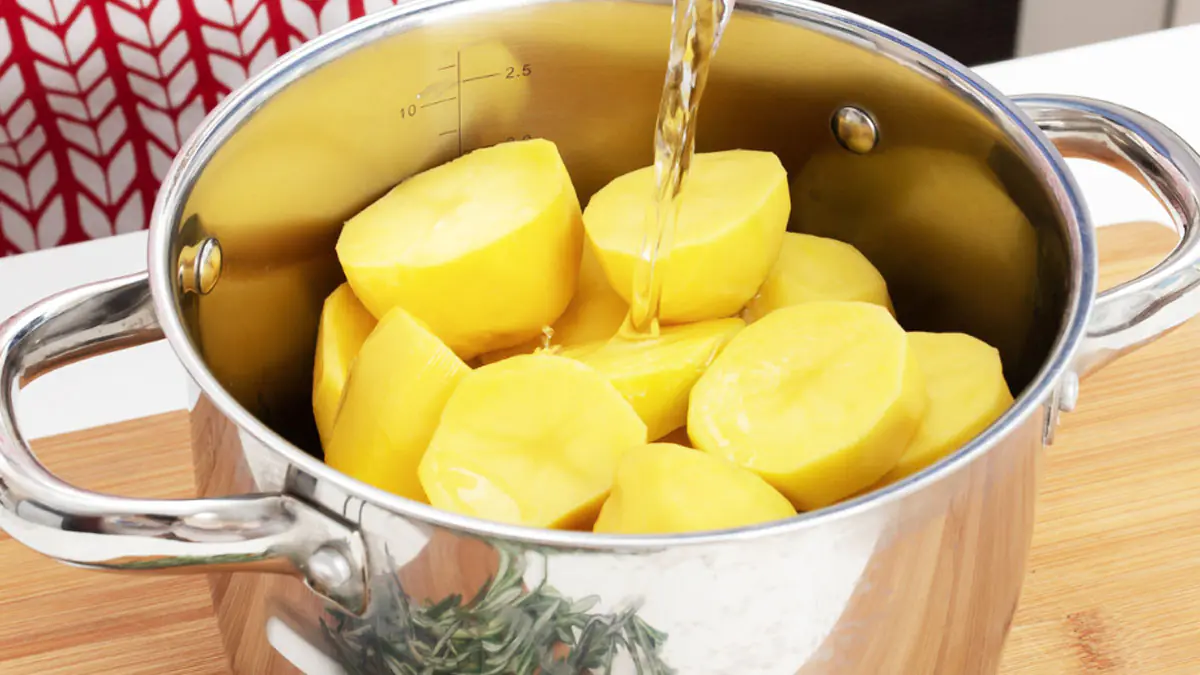 Už brambory nevařím ve vodě. Nahradil jsem ji aromatickým vývarem