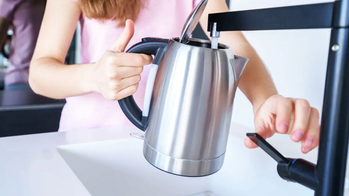 Rychlovarná konvice vyšla z módy: takto se bude ohřívat voda v roce 2026