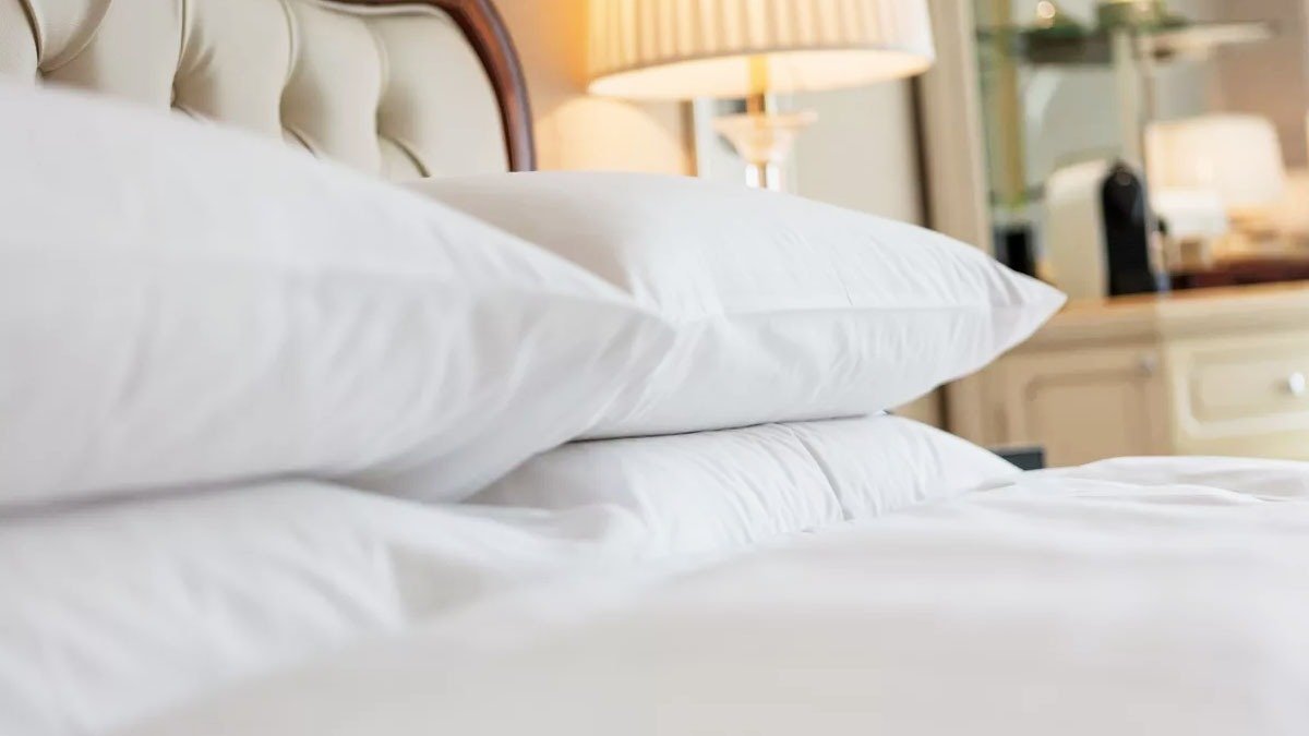 Proč jsou na hotelových postelích obvykle čtyři polštáře