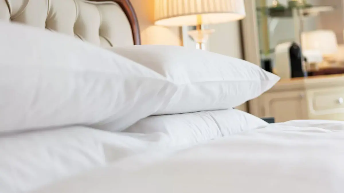 Proč jsou na hotelových postelích obvykle čtyři polštáře