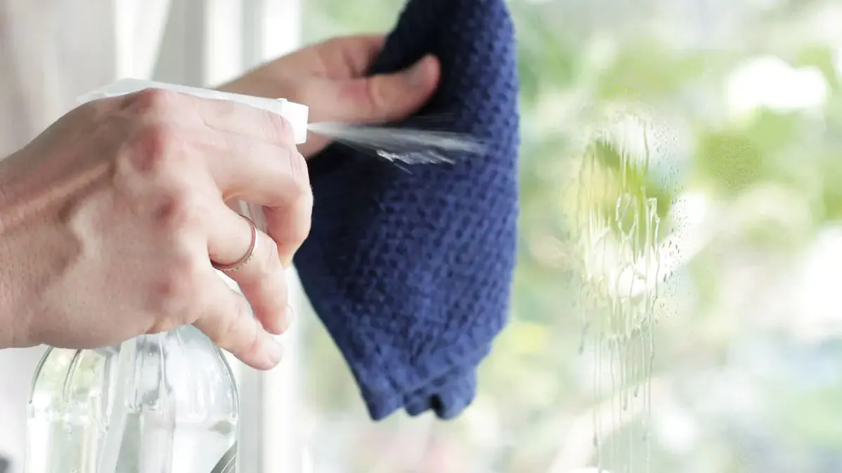 Namočte okenní lišty horkým octem: proč se to doporučuje a k čemu to slouží