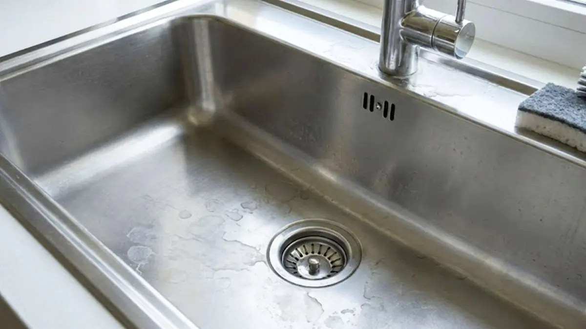 „Jedlá soda není potřeba“… pokud posypete dřez tímto práškem a přeleštíte jej, skvrny zmizí a lesk se vrátí