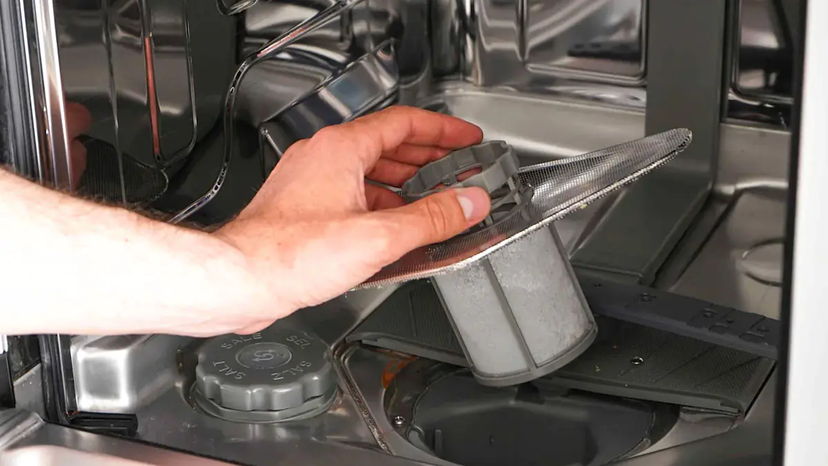 V myčce nádobí byste měli každý týden kontrolovat jednu věc jinak se může zhoršit kvalita mytí