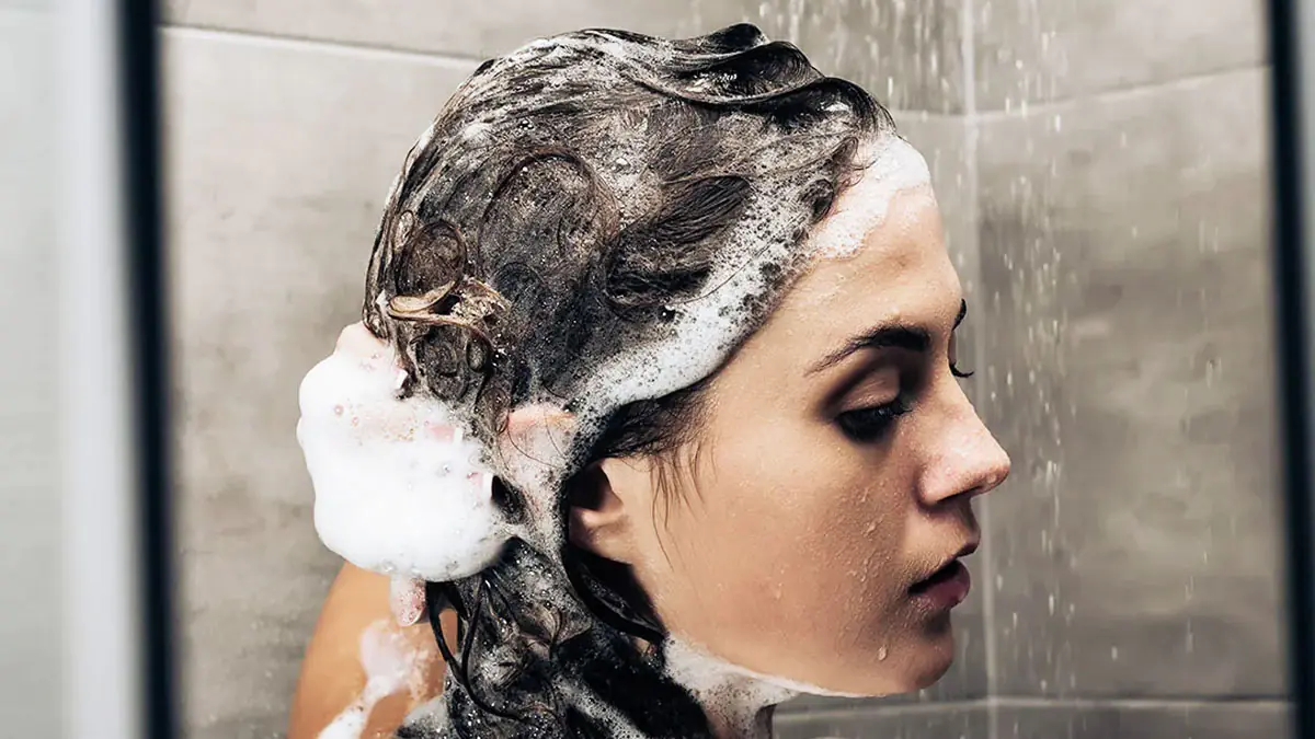 „Napěnit a opláchnout?“ Ukazuje se, že jsem si celý život myl vlasy špatně! Profesionální kadeřník radí správný postup mytí vlasů