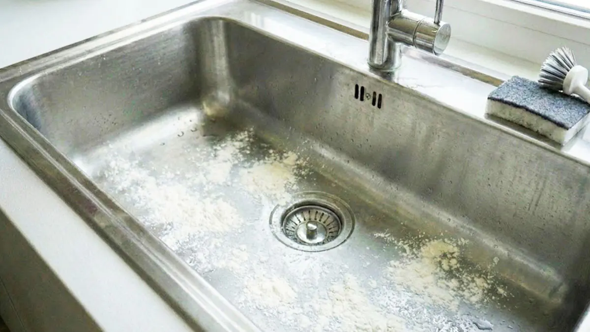 „Jedlá soda není potřeba“… pokud posypete dřez tímto práškem a přeleštíte jej, skvrny zmizí a lesk se vrátí 3 „Jedlá soda není potřeba“… pokud posypete dřez tímto práškem a přeleštíte jej, skvrny zmizí a lesk se vrátí